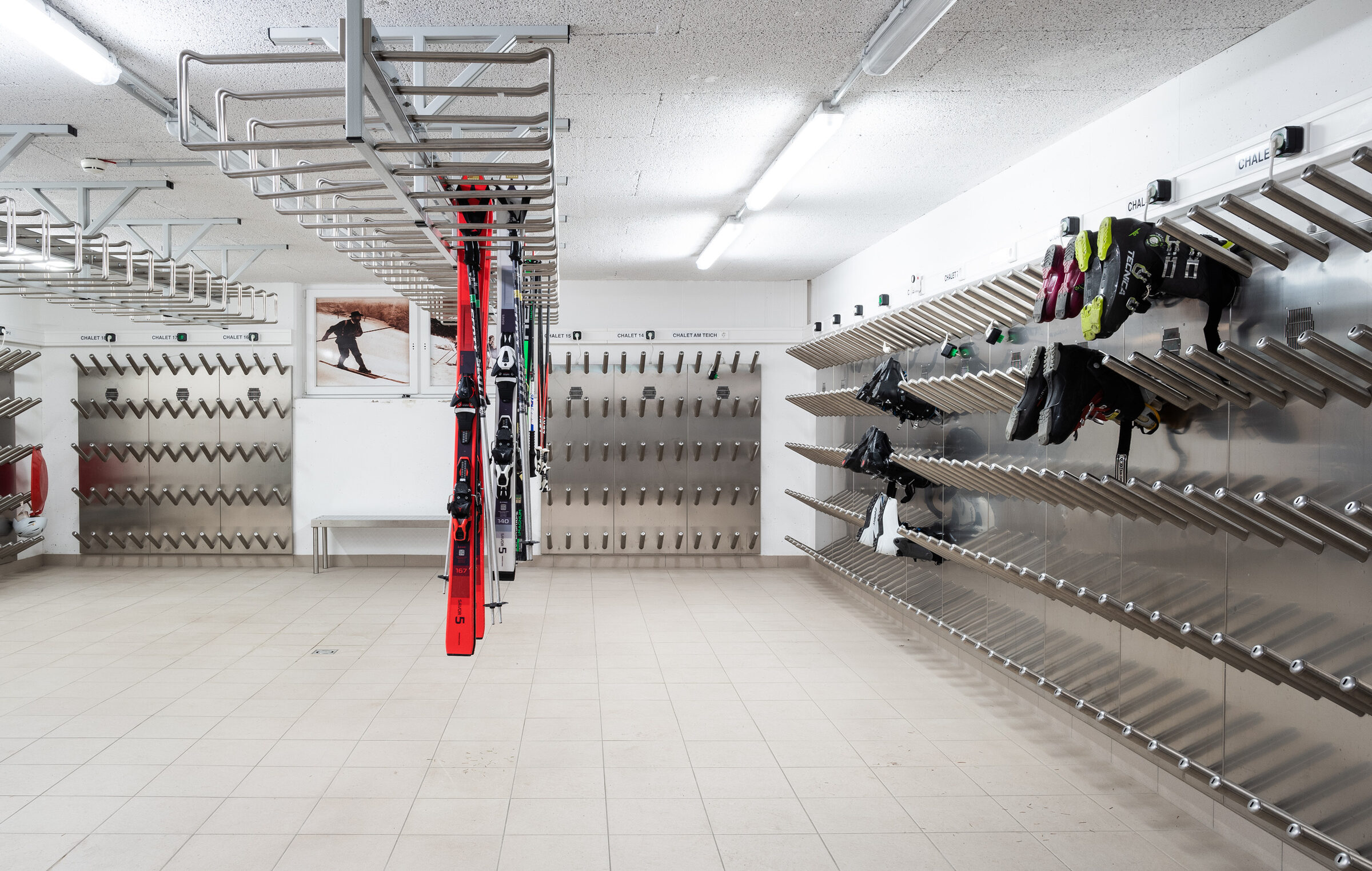 13_Skiraum Treppenhaus Chalet Steinbock